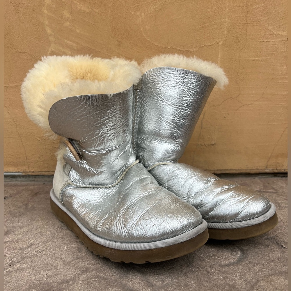 Ugg Bailey Button Classic Short Silver Metallic B… - image 1